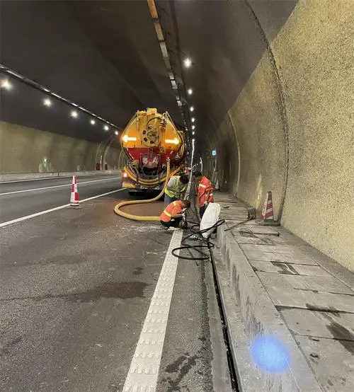 新华隧道排水渠清淤